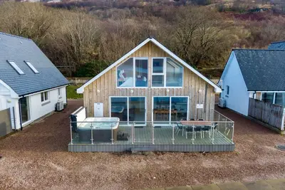 Beach House 2 with Hot Tub - sleeps 8 guests  in 4 bedrooms