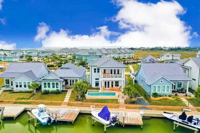 Image de Modern, waterfront home with private pool, dock, balconies, central Ac, and WiFi