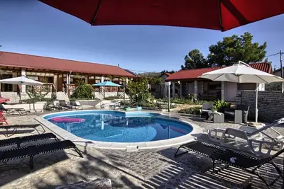 Image de Villa près de la Plage avec Piscine et Intimité