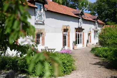 Image de Ferme rénovée avec charme, 4 chambres, grand jardin privé, cheminée, proche nature à Gouise!