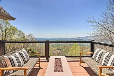 Image de Stunning Highlands Escape w/ Fireplace & Game Room