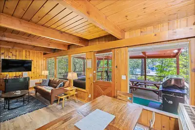 Image de Lake view cabin, boat slip, deck with Bbq in Willow Cove