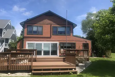 Image de Beautiful spot on Lake Leelanau- 4 bedrooms-includes dock and kayaks.