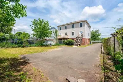 Image de Gorgeous Waterfront 3 Bedroom, 1. 5 Bathroom Unit.