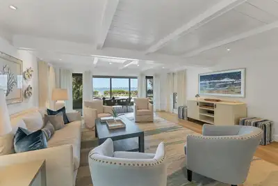 Image de Sarasota Renovated Waterfront Home with Dock Wide Open Bay Views Heated Pool