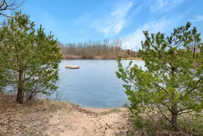 Image de Secluded get-away with private pond, 2 minutes From Lake Michigan.