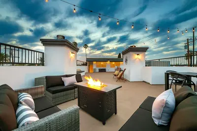 Image de Luxurious home near beach with rooftop deck, balcony, Ev charger, & fast WiFi