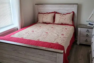 Image de Brand New 2 Bedroom Condo with a double pullout and full kitchen.
