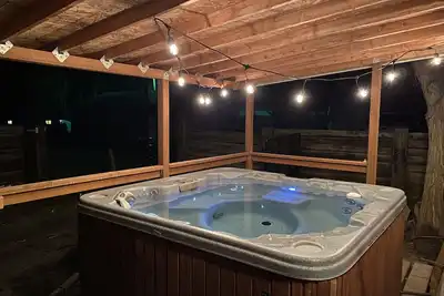 Image de Cozy Cabin With Hot Tub Near River