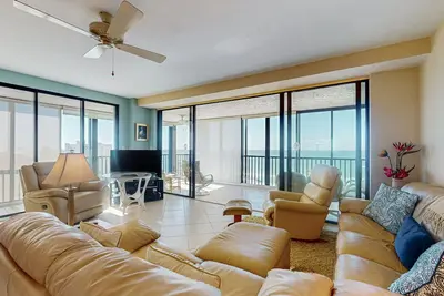 Image de 10th-floor apt w/direct ocean views, private beach access, on-site pool, tennis