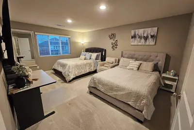 Image de Cheerful Bedroom in Relaxed Home