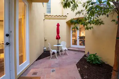 Image de Private villa in tranquil CdM. Super close to world-class shops and restaurants.