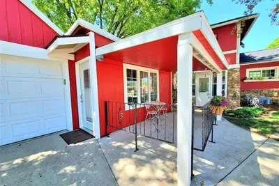 Image de Artsy Tartsy Bunk House at the Lake