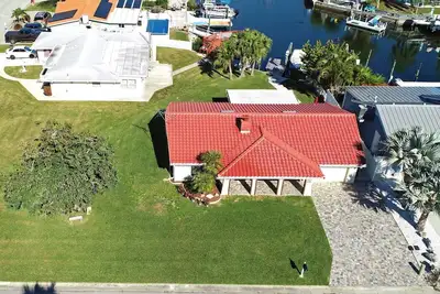 Image de Beautiful home on a deep water canal leading to the Gulf of Mexico.