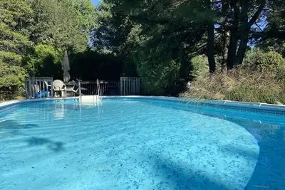 Image de Private pool, fire pit, hummingbirds in comfortable colonial style private home.