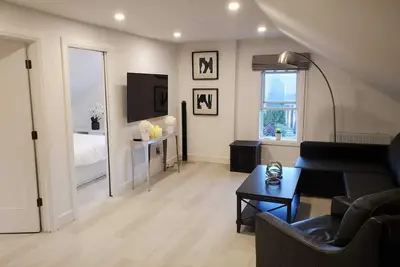 Image de Large 2br, new beautiful modern fully renovated apt just off Main St. Picton