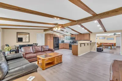 Image de Secluded Home \"Behind The Vines\". Sleeps 22 on over an acre!