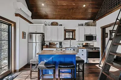 Image de Rocky Ridge Retreat - A new modern rustic cabin.