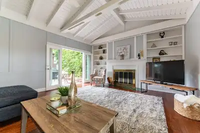 Image de Extended stay Family home - sun room, private deck, chefs kitchen 5 min to beach