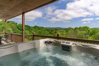 Image de Hot Tub, Game Room ✯ 20 min to Downtown Asheville! One Mile to Mars Hill University!