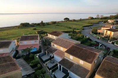Image de Duplex les pieds dans l'eau du Samedi au Samedi en haute saison