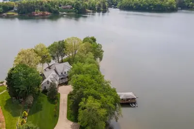 Image de This house is a 5 bedroom(s), 2. 5 bathrooms, located in Taylorsville, Nc.