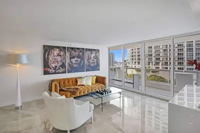 Image de City of Dreams! Renovated 4 Bedroom, Water Views, 15th floor