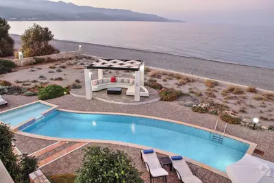 Beachfront villa w/Private Pool, ping-pong & Bbq