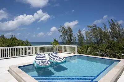Image de New Listing! Remodeled Beachfront House with Pool
