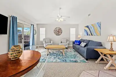 Image de Palm Breeze Bungalow for 10! W/ Incl Golf Cart and Awesome Back Yard!