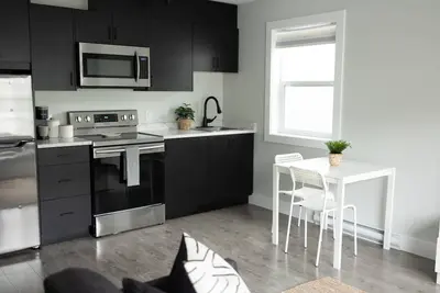 Image de Cozy west coast suite five minutes from the beach