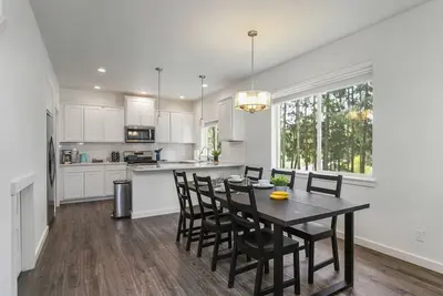 Image de Your Getaway Awaits! New 3-Bedroom Nestled In The Trees