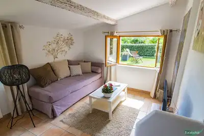 Image de L'Olivier, mazet de plein pied, bel espace exterieur et pergolas.