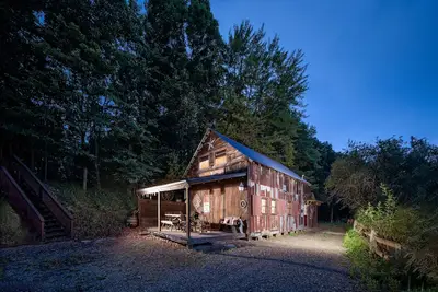 Image de Nature Galore- Custom 2 Story Barn with Hiking trails to Waterfall!