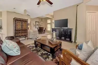 Image de Large home with private heated pool, mins from golf, beaches, and restaurants.