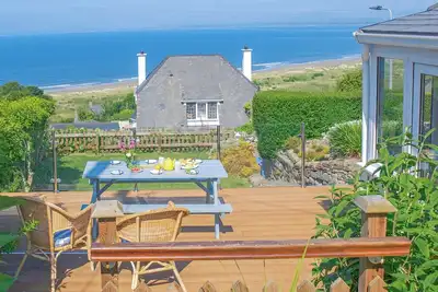 With widesweeping sea views, this bungalow is also in a great location for walkers.