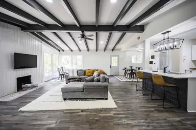 Image de Gorgeous Renovated Home with Open Floor Plan and Large Lot