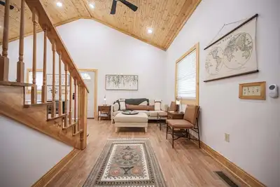 Image de Light and Bright Cabin with open floor plan and loft minutes from Pates Ford Marina