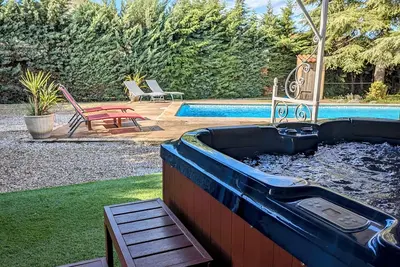 Image de Le Mazanet avec son Spa privé et sa piscine