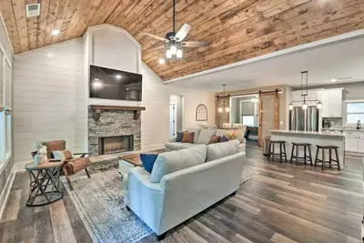 Image de Stunning Woodsy Retreat w/ Hot Tub + Firepit Near Vineyards/Orchards/Downtown