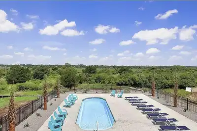 Image de Gorgeous, spacious home seconds from the ocean!