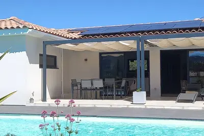 Image de Charming contemporary villa with large swimming pool