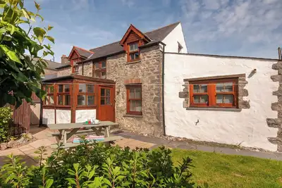 Image de This is a charming Pembroke holiday cottage which sleeps six guests and your four-legged pets.