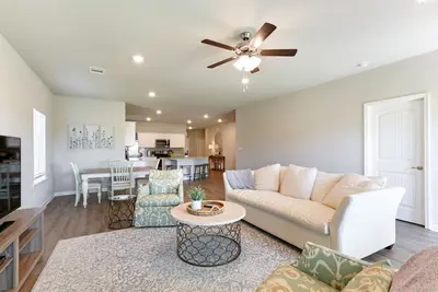 Image de 4 bedroom home with neighborhood playground!