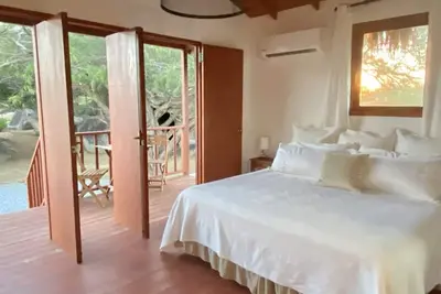 Image de A peaceful country retreat surrounded by nature.