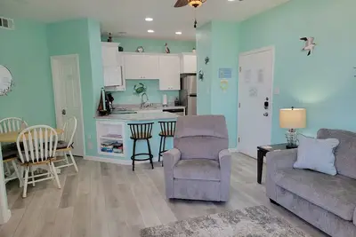 Image de 1st Floor Oasis, Walk To Beach, Pool, Hot Tub, & Gym