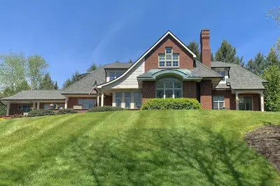 Image de Nearly 6000 sq ft of luxury living only 3 mi from Psu stadium
