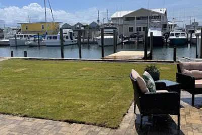 Image de Atlantic Beach Waterfront home with boat slips