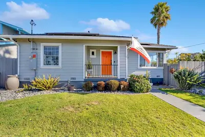 Image de Oside Home w Hot Tub, Private Yard - Family Friendly, Walk to Beach, Restaurants