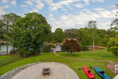 Image de All the comforts of home in a gorgeous, relaxing lakefront home